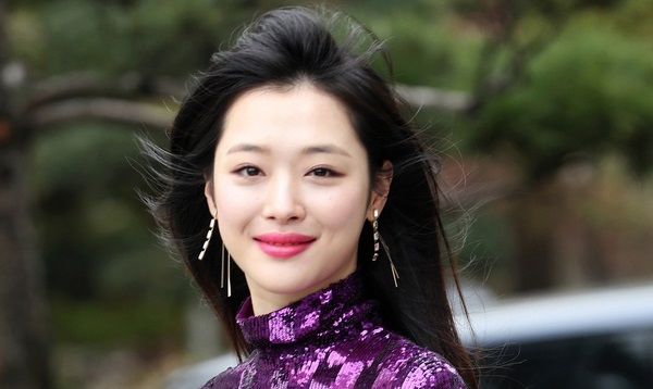 Anh trai Sulli tố cha tranh gia sản 5 triệu USD của con gái quá cố